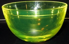Grote uranium groen glazen kom.