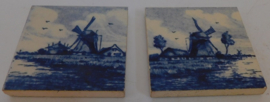 Twee Delfts blauw mini tegeltjes
