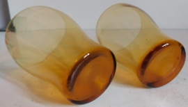 Twee  amberkleurige limonade glazen