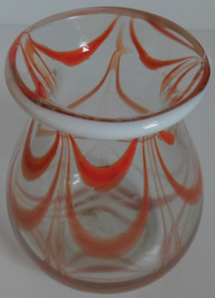 Glazen vaas met rode glasslierten