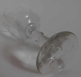 Antiek glas met olijfslijpsel