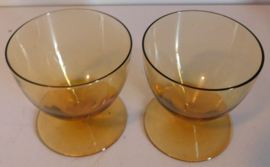 Twee amberkleurige glazen