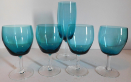 Vijf blauwe glazen