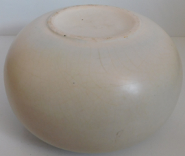 Creme kleurige keramische bolvaas