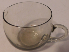 Glas met schenktuit.