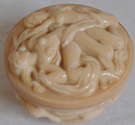 Curt Schlevogt - roze zeepdoos, Decor: Nudes