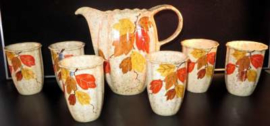 Art Nouveau plateel schenkkan met 6 bekers