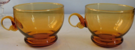 Twee amberkleurige bowlglazen