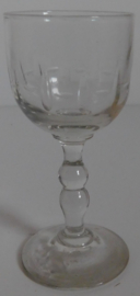 Antiek glaasjes met olijfslijpsel