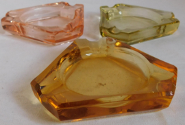 3 verschillende glazen asbakjes