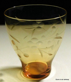 Amberkleuring glas, met geslepen bladmotieven.