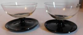 Twee glazen met zwarte voet.