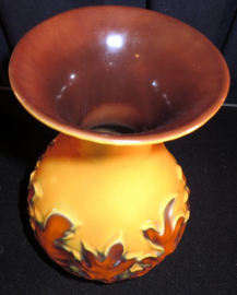 Art Deco keramische Mosa vaas met een bladvormig afbeelding