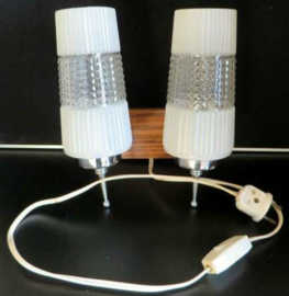 Wandlamp hout met twee glazen kelken uit de 50er jaren.