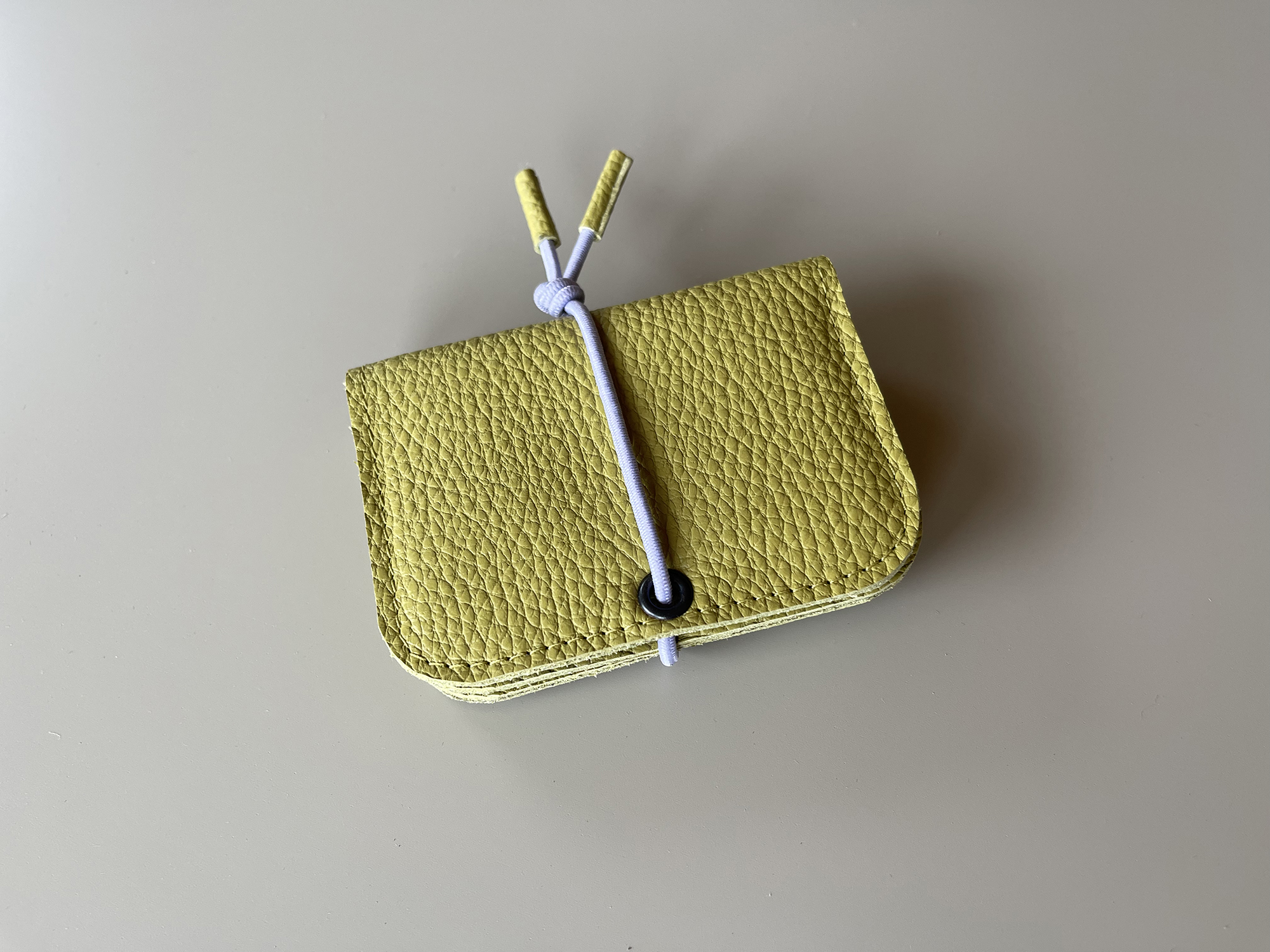 KNOT wallet mini - pistachio leather & lavender elastic