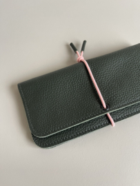 KNOT wallet wide - dark cedar leather & pink elastic