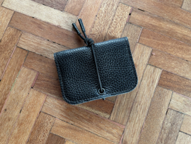 KNOT wallet mini - black pebbled leather & black elastic
