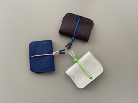 KNOT wallet mini - cloud leather & neon green elastic cord