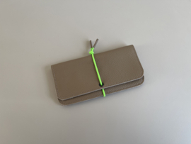 KNOT wallet wide - tree bark leather & neon green elastic