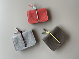 KNOT wallet mini - pearl grey leather & burgundy elastic