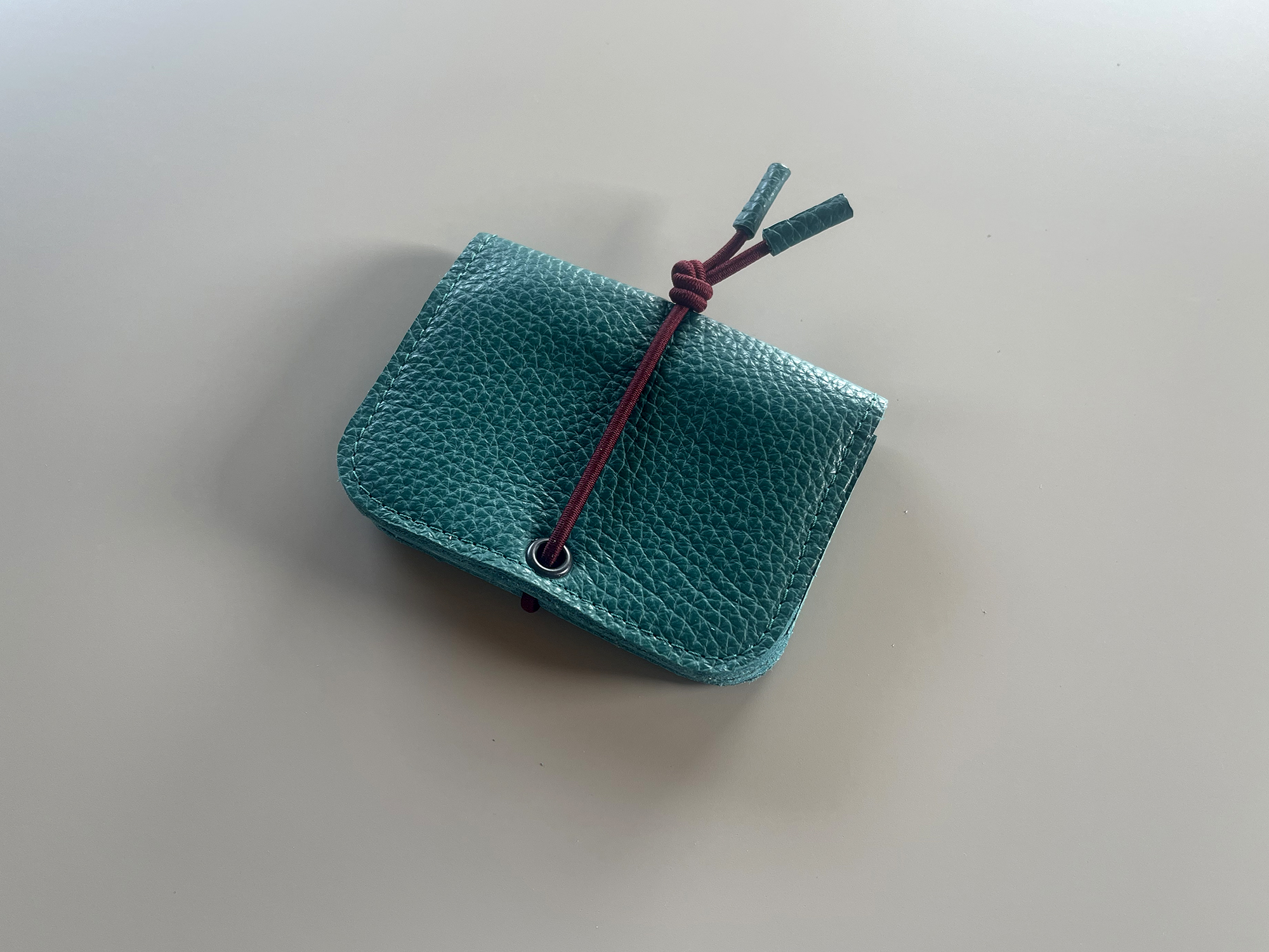KNOT wallet mini - pine leather & burgundy elastic