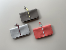 KNOT wallet - pearl grey leather & burgundy elastic