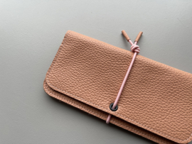 KNOT wallet wide - peach leather - pink elastic cord