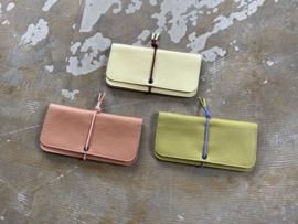 KNOT wallet wide - pistachio leather - lilac elastic cord