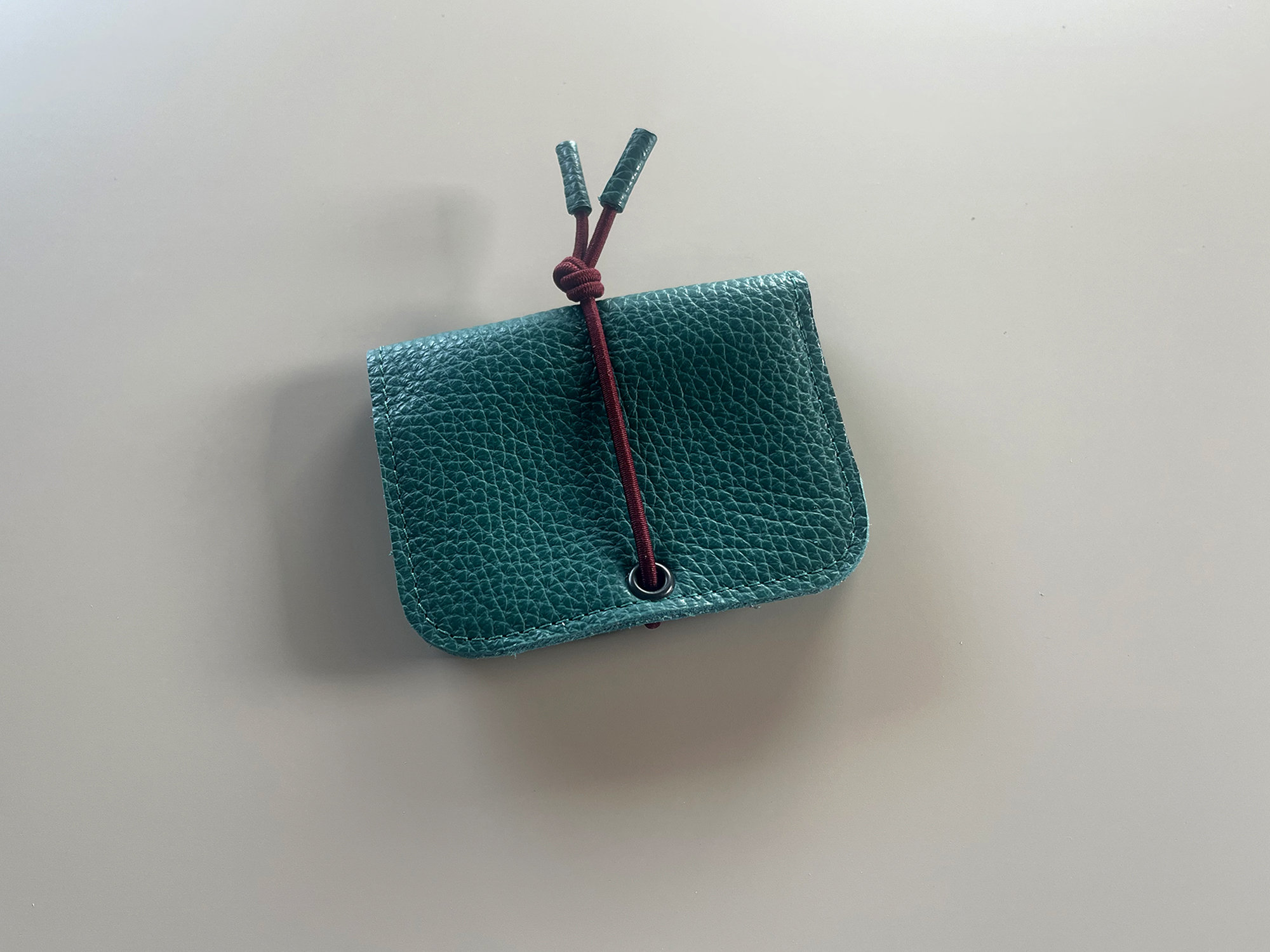 KNOT wallet mini - pine leather & burgundy elastic