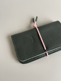 KNOT wallet - dark cedar leather & pink elastic