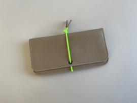 KNOT wallet wide - tree bark leather & neon green elastic