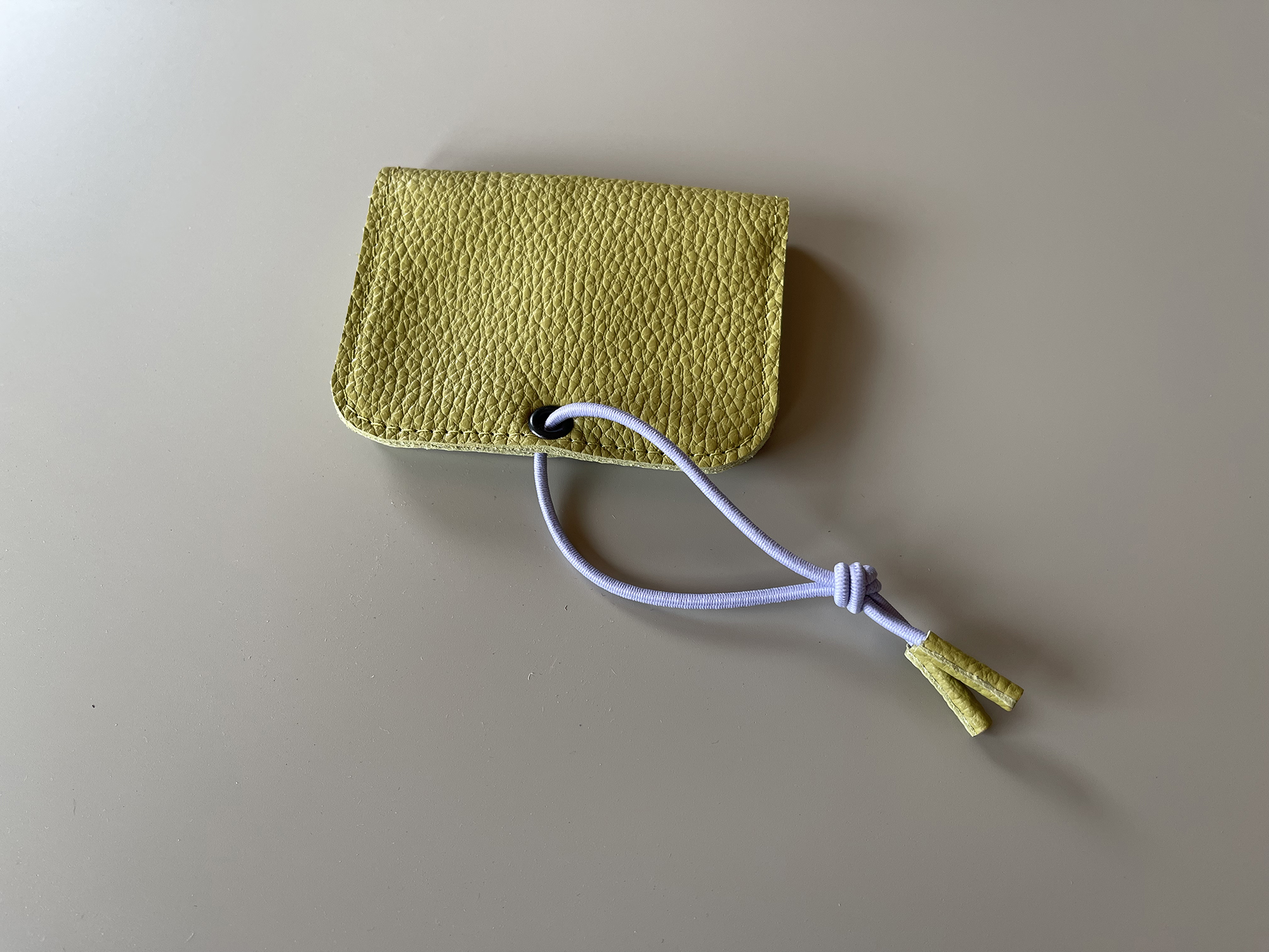 KNOT wallet mini - pistachio leather & lavender elastic
