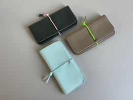 KNOT wallet wide - dark cedar leather & pink elastic
