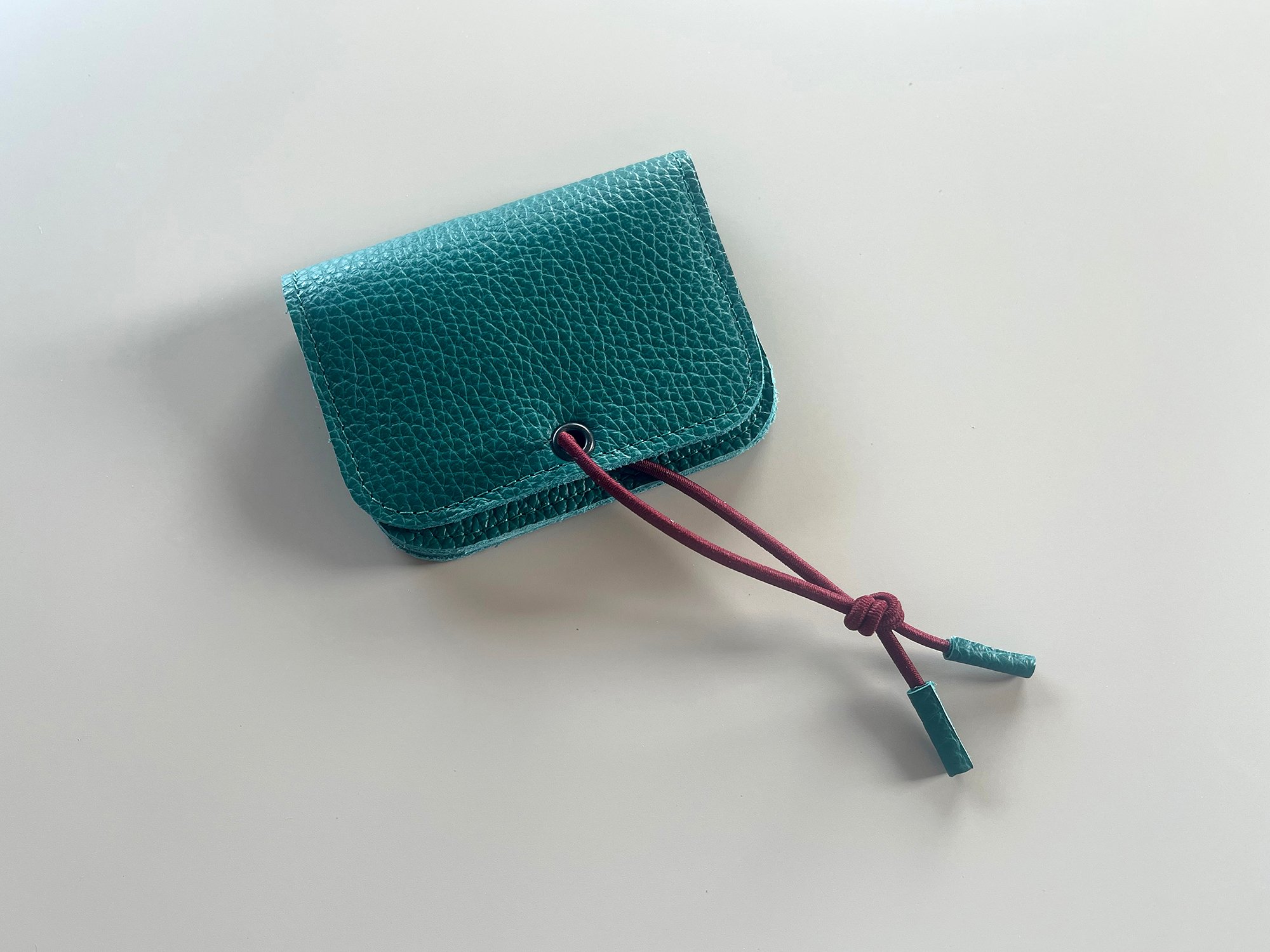 KNOT wallet mini - pine leather & burgundy elastic