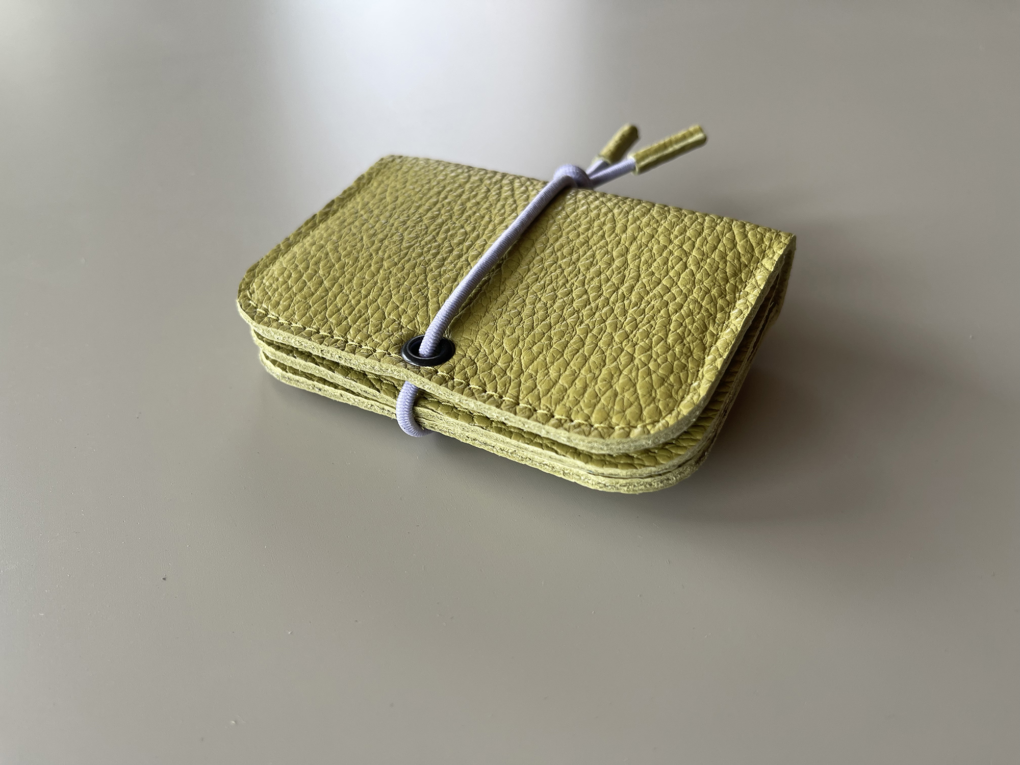 KNOT wallet mini - pistachio leather & lavender elastic