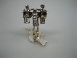Zilveren kameel miniatuur met rijzende vrouw en man beide in een zitje , Italië ca. 1962