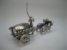 Antiek zilveren miniatuur wijn kar met 2 ossen met goot wijnvat uit ca.1910