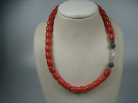Collier versteend steenkoraal met 2 zilveren bollen en zilveren Cartier sluiting