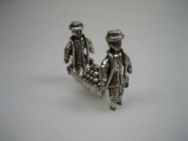 Zilveren miniatuur met 2 kaasdragers van de edelsmid Hooijkaas uit ca. 1962