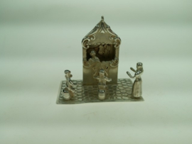 Zilveren miniatuur poppenkast van C. Stout uit Rotterdam ca. 1977