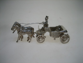 Zilveren miniatuur rijtuig met man op de bok en dame , Amsterdam ca. 1977