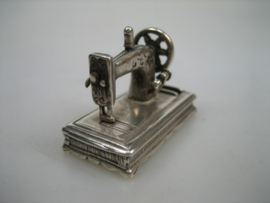 Miniatuur zilveren Naaimachine uit ca. 1962 gemaakt door J. Weeda te Haarlem