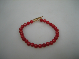 Antiek Bloedkoralen Baby armbandje met 14 karaat kapittelstokje sluiting uit ons atelier