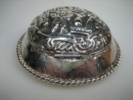 Antiek zeldzaam zilveren pillendoosje of Rozenkrans uit ca. 1822 / 1838