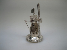 Antieke Miniatuur Zilveren Molen met beweegbare wieken en vlag uit ca. 1894 /1936