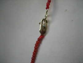 Bloedkoraal duizendschoon colliertje met gouden sluiting uit italië