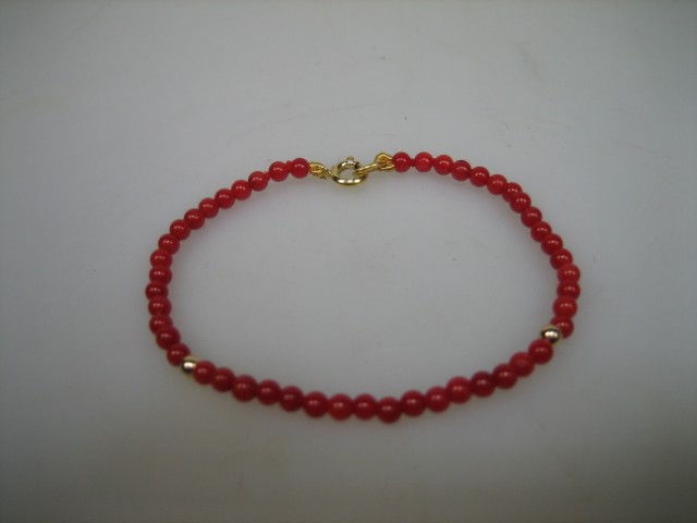 Antiek Baby Armbandje met Bloedkoralen & gouden balletjes met gouden veerring