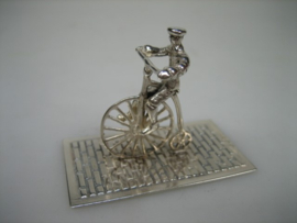 Zilver Miniatuur man op antieke fiets uit ca. 1978