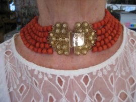 Antiek zeldzaam  5 rijen bloedkoralen ketting met gouden kraalhaak uit ca.1890