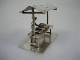 Zilveren miniatuur stoffenkraan uit ca. 1975 | Antiekjuwelier.nl